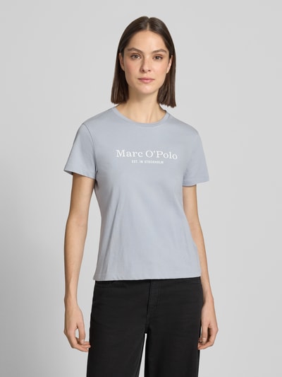 Frauenmodel trägt Regular Fit T-Shirt aus reiner Baumwolle von Marc O'Polo in Hellgrau mit Label Print, Rundhals, kurzarm, unifarben, Ganzkörperansicht von vorne.