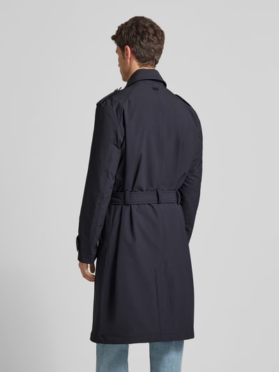 Männermodel trägt Regular Fit Trenchcoat mit Taillengürtel Modell 'TRENCH SUMMER' von Strellson, unifarben, Rückansicht Ganzkörperansicht.