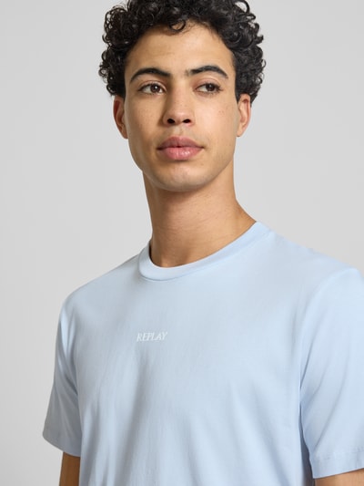 Männermodel trägt Regular Fit T-Shirt mit Logo-Print von Replay, reine Baumwolle, Rundhalsausschnitt, Nahaufnahme Oberkörper.