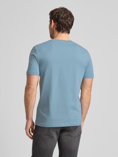Männermodel trägt Regular Fit T-Shirt aus reiner Baumwolle von Tom Tailor Denim, Optik: Unifarben, Kurzarm, Ganzkörperansicht Rückansicht.