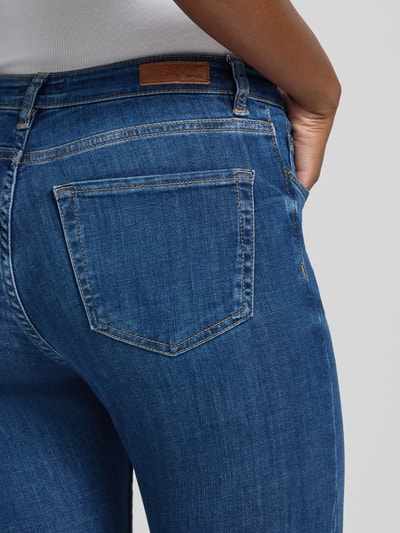 Vrouwenmodel draagt blauwe skinny fit jeans uit mix van katoen en lyocell, Skinny Fit Jeans uit katoen-lyocell-mix model 'Elma' van OPUS, dames skinny fit jeans, detailopname heup en bovenbeen