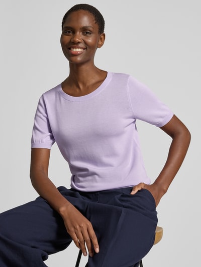 Frauenmodel trägt Strickshirt aus Lyocell-Mix mit Rundhalsausschnitt von GUIDO MARIA KRETSCHMER WOMAN, Slim-Fit, violett, glatte Textur, sichtbares Label-Detail, Rückenlänge bei Größe 36: 49 cm, Ärmellänge 23 cm, Ganzkörperansicht von vorne.
