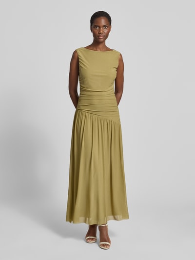 Frauenmodel trägt Abendkleid mit Raffungen Modell 'Cludine' von Neo Noir im Material-Mix mit Stretch-Anteil, Maxikleid in Olive, U-Boot-Ausschnitt, körpernaher-Schnitt, Ganzkörperansicht von vorne.
