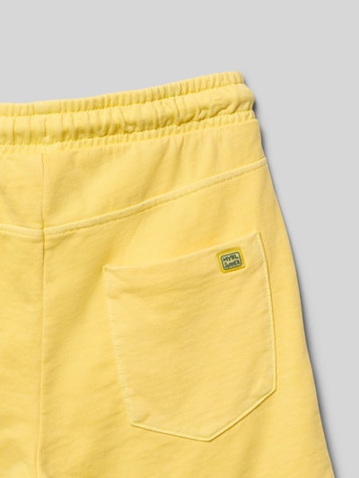 Produktfoto, Shorts mit elastischem Bund und Eingrifftaschen von Mayoral in Gelb, reine Baumwolle, sichtbare Struktur, Detailaufnahme