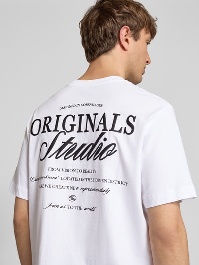 Mannelijk model draagt T-shirt met statementprint model 'NORREBRO' van Jack & Jones in wit, puur katoen, recht model, ruglengte maat M 68 cm, ronde hals, detailopname rugaanzicht.