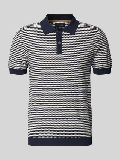 Produktfoto, Strickshirt mit Polokragen und Knopfleiste von Christian Berg Men, Regular Fit, Streifenmuster in Dunkelblau und Weiß, kurzärmlig.