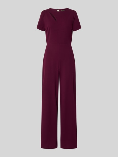 Produktfoto, Regular Fit Jumpsuit mit Cut-Out von Lipsy w kolorze burgundowym, materiał elastyczny, krój regular fit, wcięcie w talii, okrągły dekolt, zamek z tyłu, szerokość w rozmiarze 36: 43 cm, długość rękawa 19 cm, długość całkowita 146 cm, długość nogawki wewnętrznej 80 cm