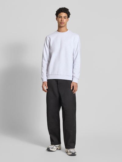 Männermodel trägt Regular Fit Sweatshirt aus Baumwoll-Mix Modell 'CERES' von Only & Sons, unifarben, Rundhals, Ganzkörperansicht von vorne.