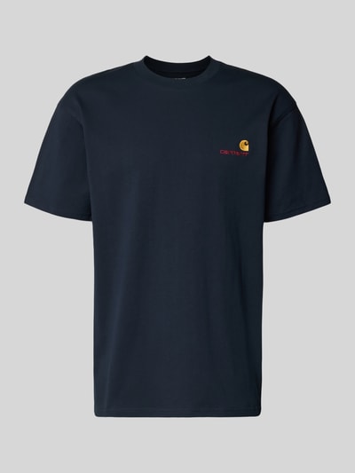 Produktfoto, T-Shirt mit Label-Stitching und Rundhalsausschnitt von Carhartt Work In Progress in Dunkelblau, reine Baumwolle, Regular Fit, dezente Logo-Stickerei, glatte Struktur, Rückenlänge bei Größe M 73 cm
