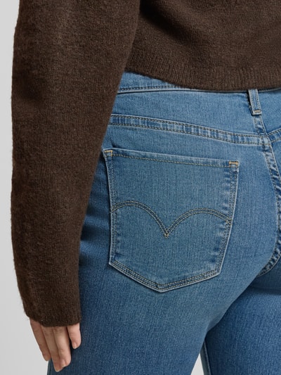 Kobiece modelka nosi Straight Fit Jeans mit 5-Pocket-Design od Levi's®, bawełniany miks z domieszką stretchu, krój prosty, detailaufnahme tylnej kieszeni. Szerokość w rozmiarze 27/32: 38 cm, długość nogawki: 80 cm.