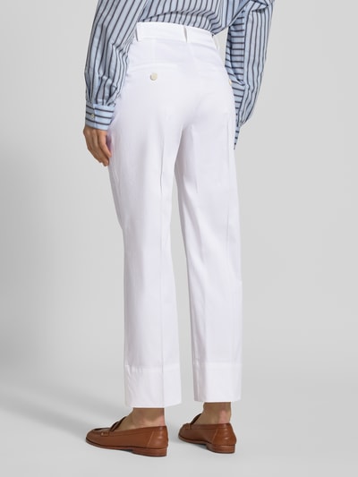 Frauenmodel trägt Slim Fit Stoffhose mit Logo-Detail Modell 'Panna' von JOOP! aus elastischem Baumwoll-Mix in Weiß, Gesäßtaschen, Bundweite 95 cm, Innenbeinlänge 68 cm, Ganzkörperansicht Rückansicht.