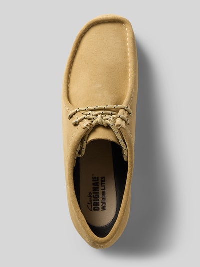 Produktfoto, Loafer mit Statement-Prägung Modell 'Wallabee' von Clarks in Beige mit Ziernähten und strukturierter Sohle, Draufsicht.