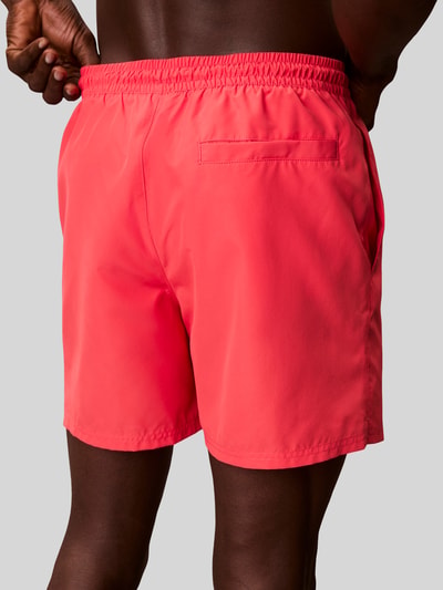Calvin Klein Underwear Spodenki kąpielowe z detal z logo Koralowy 3
