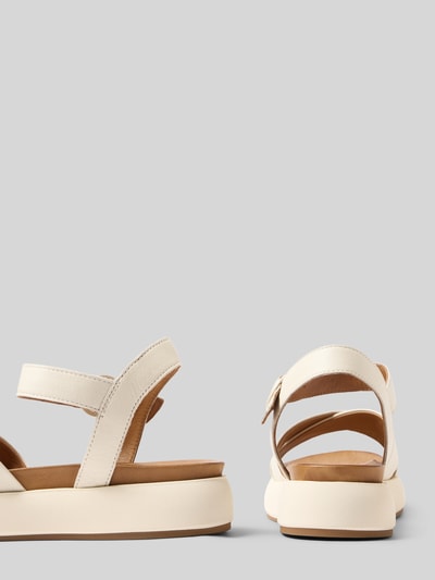 Produktfoto, Sandalette aus Leder mit Plateausohle von INUOVO in Creme, Riemen mit Dornschließe, abgerundete Spitze, Absatzhöhe 3 cm, Damen