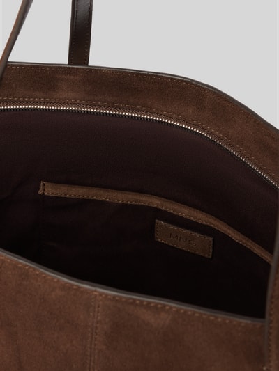 Produktfoto, Tote Bag mit Tragehenkel von Mango aus echtem Rindsleder in Braun, Hauptfach mit Reißverschluss, samtige Textur, Detailaufnahme