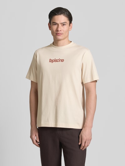Mannelijk model draagt Regular Fit T-shirt uit puur katoen model 'HASPEN' van SELECTED HOMME, look: effen, opschriftapplicatie, ronde hals, korte mouw, heren t-shirt, voorkant, bovenlichaam close-up.
