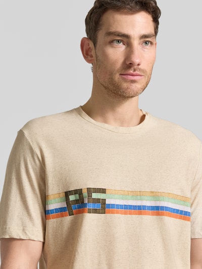Männermodel trägt Regular Fit T-Shirt mit Leinen-Anteil von PAUL SMITH, Baumwoll-Mix, Rundhalsausschnitt, Logo-Print, Nahaufnahme Oberkörper.