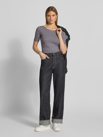 Vrouwenmodel draagt Slim Fit T-Shirt aus reiner Baumwolle van Marc O'Polo met all-over motief, gestreept patroon, logoprint, boothals, korte mouw, look: t-shirtlook, materiaal: puur katoen, Ganzkörperansicht van voren.