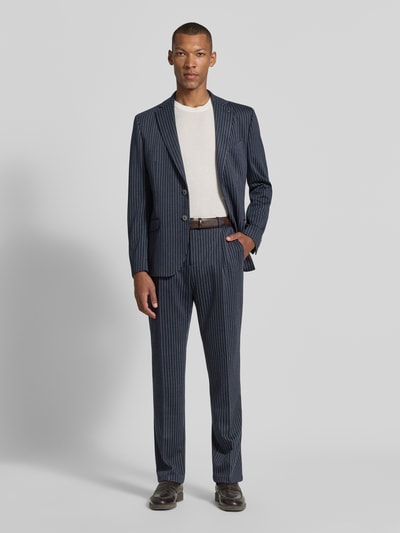 Männermodel trägt Straight Fit Hose mit Schurwoll-Anteil Modell 'Connor' von Zuitable in Dunkelblau mit feinen Streifen, Material-Mix, Ganzkörperansicht von vorne.