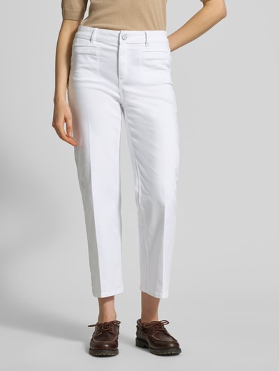Vrouwenmodel draagt Jeans in verkürzter Passform van Christian Berg Woman, wit, rechte fit, katoenmix met stretch, zakken, volledige vooraanzicht.