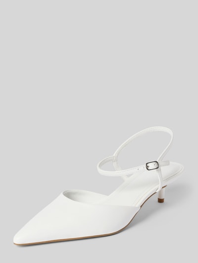 Produktfoto, Pumps aus echtem Leder Modell 'Adelaide' von Steve Madden in Weiß mit spitzer Form, dünnem Riemen, Pfennigabsatz, glatter Sohle.