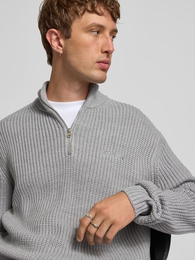 REVIEW Strickpullover mit Stehkragen und Reißverschluss Hellgrau Melange 3