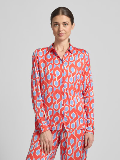 Vrouwenmodel draagt Slim Fit Hemdbluse aus reiner Viskose van Milano Italy in rood met geometrisch patroon, dames overhemdblouse met overhemdkraag, doorlopende knoopsluiting, met lange mouwen, ruglengte maat 36: 65 cm, mouwlengte maat 36: 62 cm, overhemblouse van zuiver viscose, voorkant bovenlichaam close-up.