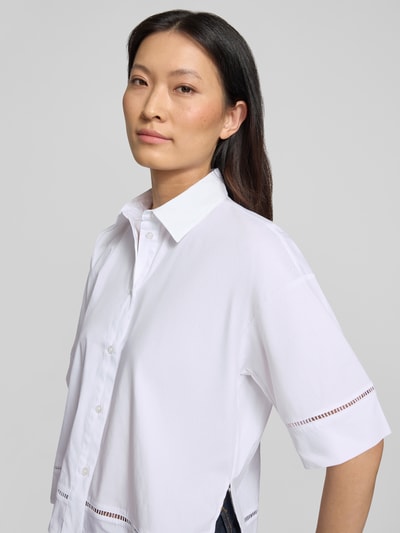 Vrouwenmodel draagt Boxy Fit blouse met 1/2-mouwen model 'Zlana' van Someday, katoenmix met stretch, overhemdkraag, zijaanzicht, detailopname bovenlichaam.