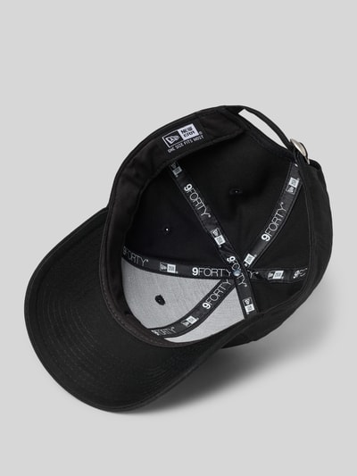 Produktfoto, Base Cap mit Logo-Stitching von New Era aus reiner Baumwolle, schwarzer Stoff, gebogener Schirm, sichtbares Innenband, Motiv-Stitching
