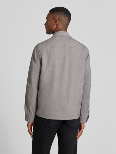Männermodel trägt graue Regular Fit Jacke mit Viskose-Anteil Modell 'Jerson' von Drykorn, glatte Textur, Rückenansicht.