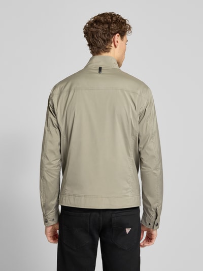 Männermodel trägt Jacke mit Stehkragen Modell 'Vicente' von JOOP! Collection in Beige mit Reißverschluss und Eingrifftaschen, Ganzkörperansicht Rückansicht. Regular-Fit, Rückenlänge 66 cm, Schulterbreite 46 cm, Brustweite 52 cm, Ärmellänge 67 cm.