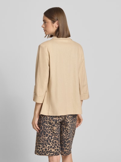 Frauenmodel trägt Relaxed Fit Blazer aus Viskose-Leinen-Mix Modell 'GOA' von Only in Beige, strukturierte Textur, Ganzkörperansicht Rückansicht.