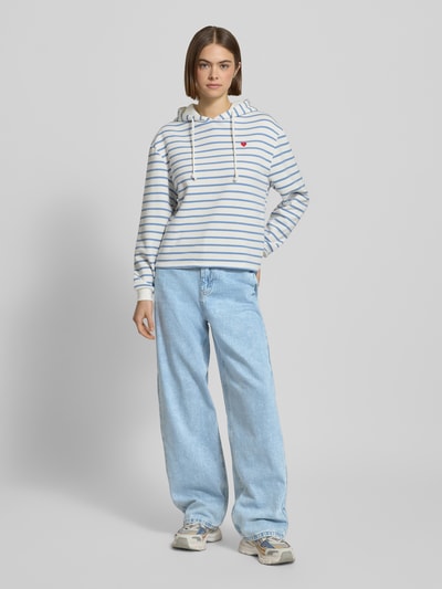 Kobiece modelka nosi Wide Fit Jeans mit 5-Pocket-Design Modell 'ALEXA' von Noisy May z bawełny, luźny krój, zapięcie na guzik i zamek, Szerokość w rozmiarze 27/32: 39 cm, Długość wewnętrzna nogawki 82 cm, jasnoniebieski kolor, proste nogawki, pełny widok z przodu.