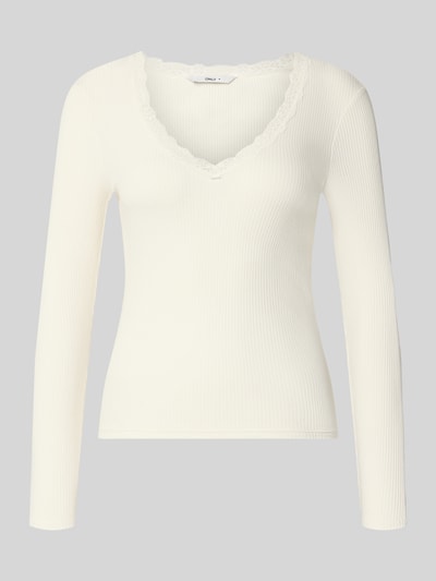 Produktfoto, Slim Fit Langarmshirt aus Baumwoll-Mix Modell 'SARA SHARAI' von ONLY in Cremeweiß, gerippte Struktur, V-Ausschnitt mit Spitzenkante