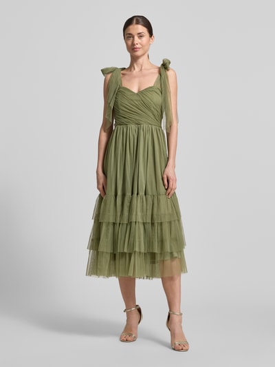 Kobiece model nosi sukienkę koktajlową 'Cocktailkleid aus Tüll im Stufen-Look' od LACE & BEADS, tiul, linia a, sukienka midi, efekt stopniowania, drapowania, długość tyłu w rozmiarze s: 103 cm, szerokość w rozmiarze s: 31 cm, zielony kolor, delikatna tekstura, cała sylwetka z przodu