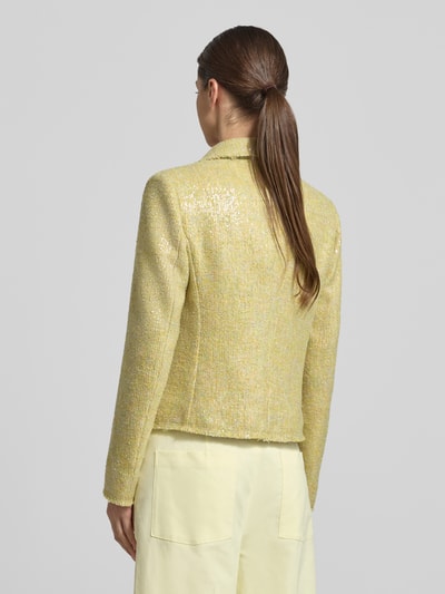 Frauenmodel trägt Slim Fit Blazer mit Pailletten von Luisa Cerano im Material-Mix mit Baumwoll-Anteil, Reverskragen, AufgesetzteTaschen, Rückenlänge 55 cm, Brustweite 43 cm, Ärmellänge 65 cm, dezentes Gelb, strukturierte Textur, Ganzkörperansicht Rückansicht.