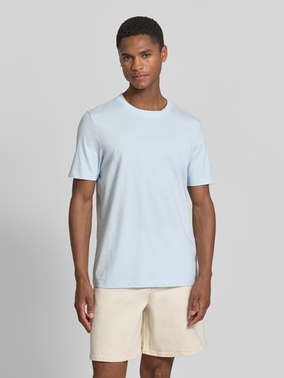 Männermodel trägt Regular Fit T-Shirt aus reiner Baumwolle von s.Oliver RED LABEL in Hellblau, unifarben, Rundhals, Ganzkörperansicht von vorne.