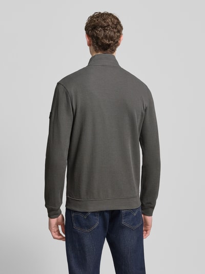 Männermodel draagt Sweatjacke mit Strukturmuster und Reißverschlusstaschen van Lerros, katoenmix, regular fit, opstaande kraag, ritssluiting, ritszakken, ruglengte maat M 70 cm, mouwlengte 66 cm, structuurpatroon, kleur grijs, Ganzkörperansicht Rückansicht.