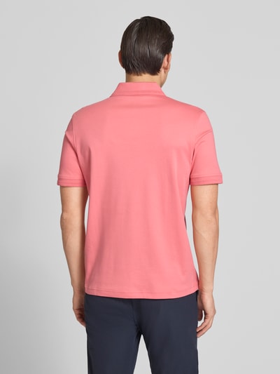 Männermodel trägt Regular Fit Poloshirt aus reiner Baumwolle Modell 'PE_INTERLOCK' von BOSS Orange, Optik: Unifarben, Rückansicht.