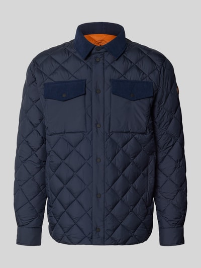 Produktfoto, Regular Fit Jacke in Stepp-Optik Modell 'FIRMIN' von Save The Duck in Dunkelblau mit Brusttaschen und Umlegekragen, glatte Textur