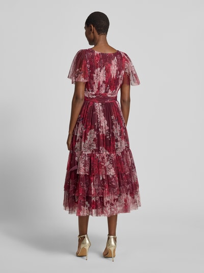 Frauenmodel trägt Cocktailkleid mit tiefem V-Ausschnitt von LACE & BEADS aus rotem Mesh, A-Linie, Stufen-Look, Taillenband, Ganzkörperansicht Rückansicht