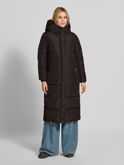 Frauenmodel trägt Regular Fit Mantel in Stepp-Optik Modell 'SOULANI' von khujo in Dunkelbraun, mit Kapuze und Stehkragen, Ganzkörperansicht von vorne.