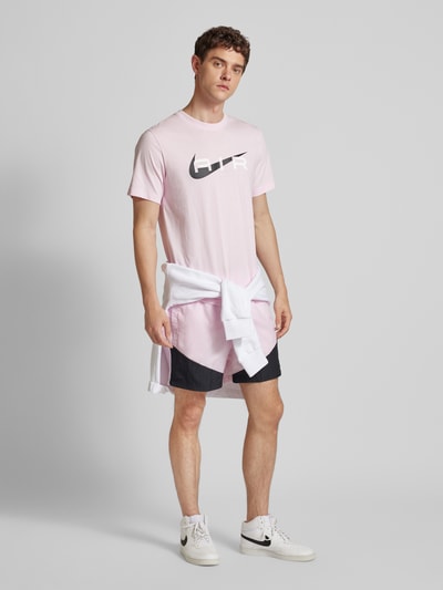 Nike T-Shirt mit Label-Print Rosa 1