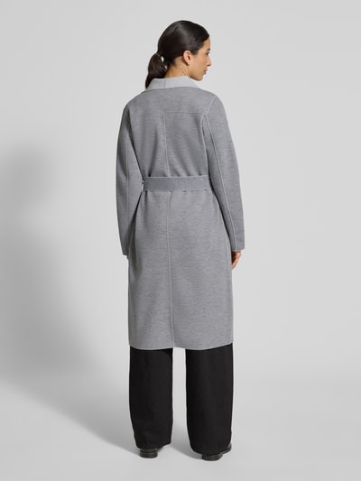 Kobiece model prezentuje Relaxed Fit Mantel mit Viskose-Anteil Modell 'Juice' od Vila, materiał-mix, szary, pasek, kieszenie, długość tyłu 95 cm, krój relaxed fit, szlafrokowy kołnierz, widok całej sylwetki z tyłu.