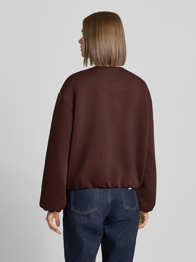 Männermodel trägt dunkelbraune bluza rozpinana Regular Fit Sweatjack mit Viskose-Anteil Modell 'LELLIE' von ONLY, Damen Sweatjacke, Ganzkörperansicht Rückansicht