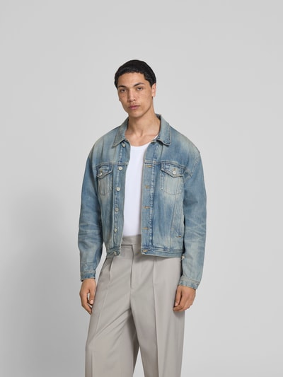 Männermodel trägt Jeansjacke mit Umlegekragen von WON HUNDRED, Reine Baumwolle, Relaxed-Fit, Brusttaschen, Knopfleiste, Ganzkörperansicht von vorne.