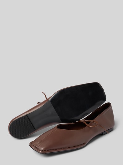 Productfoto, Ballerina's uit leer met vetersluiting Model 'Sway' van ALOHAS in bruin gecoat leer, vierkant model, licht gestructureerde zool, hakhoogte maat 40: 1 cm, schachthoogte: 6 cm, schachtbreedte: 20 cm.