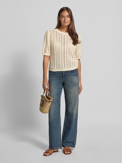 Frauenmodel trägt Strickshirt mit Rundhalsausschnitt und Wellensaum von Jake*s Casual im Baumwoll-Mix, beige, locker gestrickt, Ganzkörperansicht von vorne.