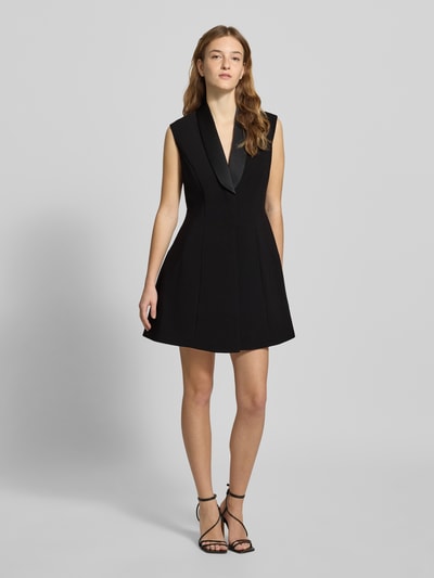 Frauenmodel trägt Minikleid mit Viskose-Anteil Modell 'Destene' von Bardot, schwarz, Satin, ärmellos, ausgestellt, Ganzkörperansicht von vorne.