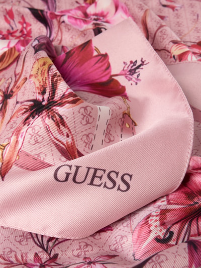 Produktfoto, Tuch mit Label-Detail von Guess in Rosa und Pink mit floralen Mustern, quadratische Form, glatte Textur, Nahaufnahme.